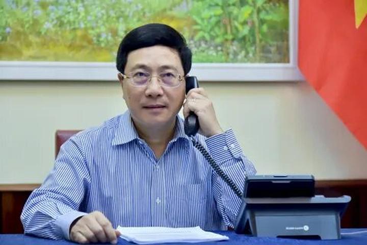 Nội dung: Mùa hè đang đầy vui vẻ với những xu hướng mới, và Huda Ice Twist đang chinh